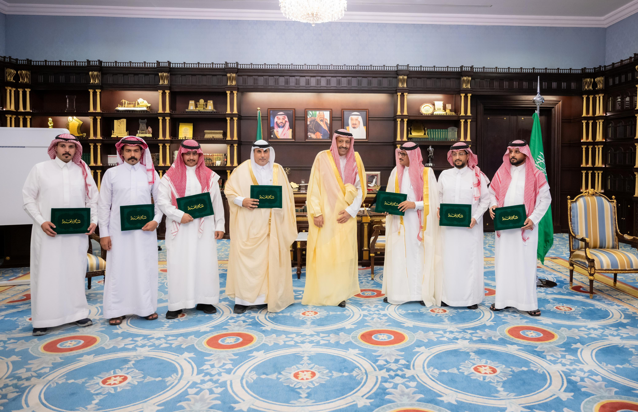 أمير الباحة يتسلم التقرير السنوي لإدارة الأحوال المدنية بالمنطقة