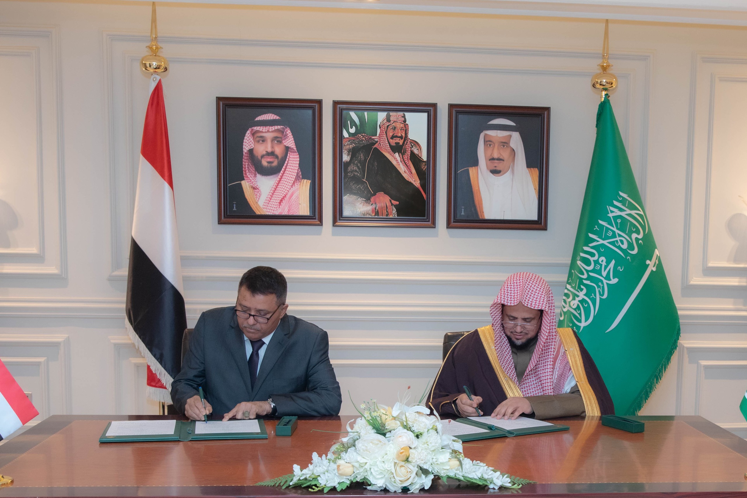 النائب العام خلال توقيع مذكرة تفاهم مع نظيره اليمني: : القيادة حريصة على توطيد العلاقات مع اليمن 