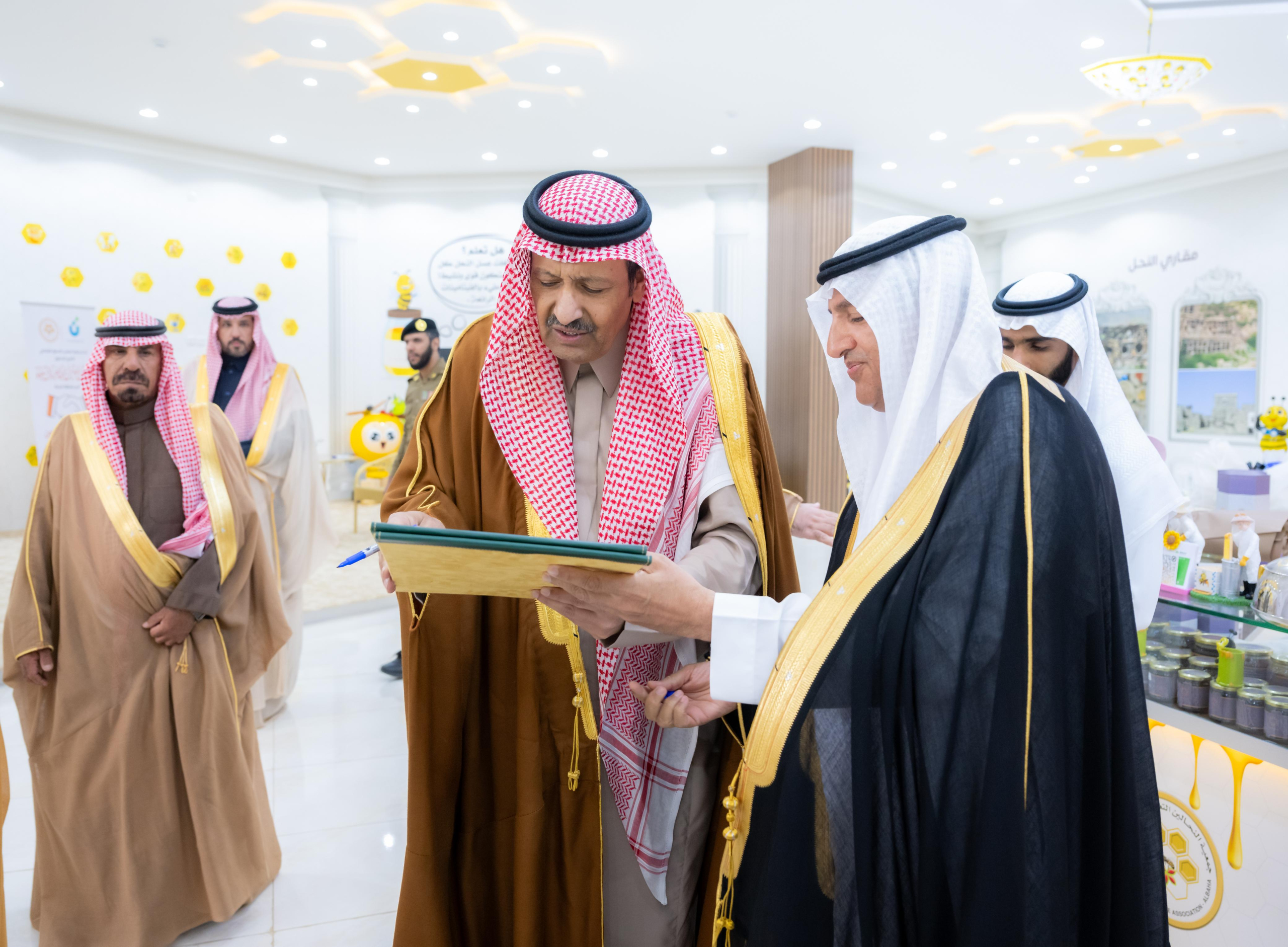 أمير الباحة يدشن مركز المبيعات والزوار وبرنامج السياحة النحلية