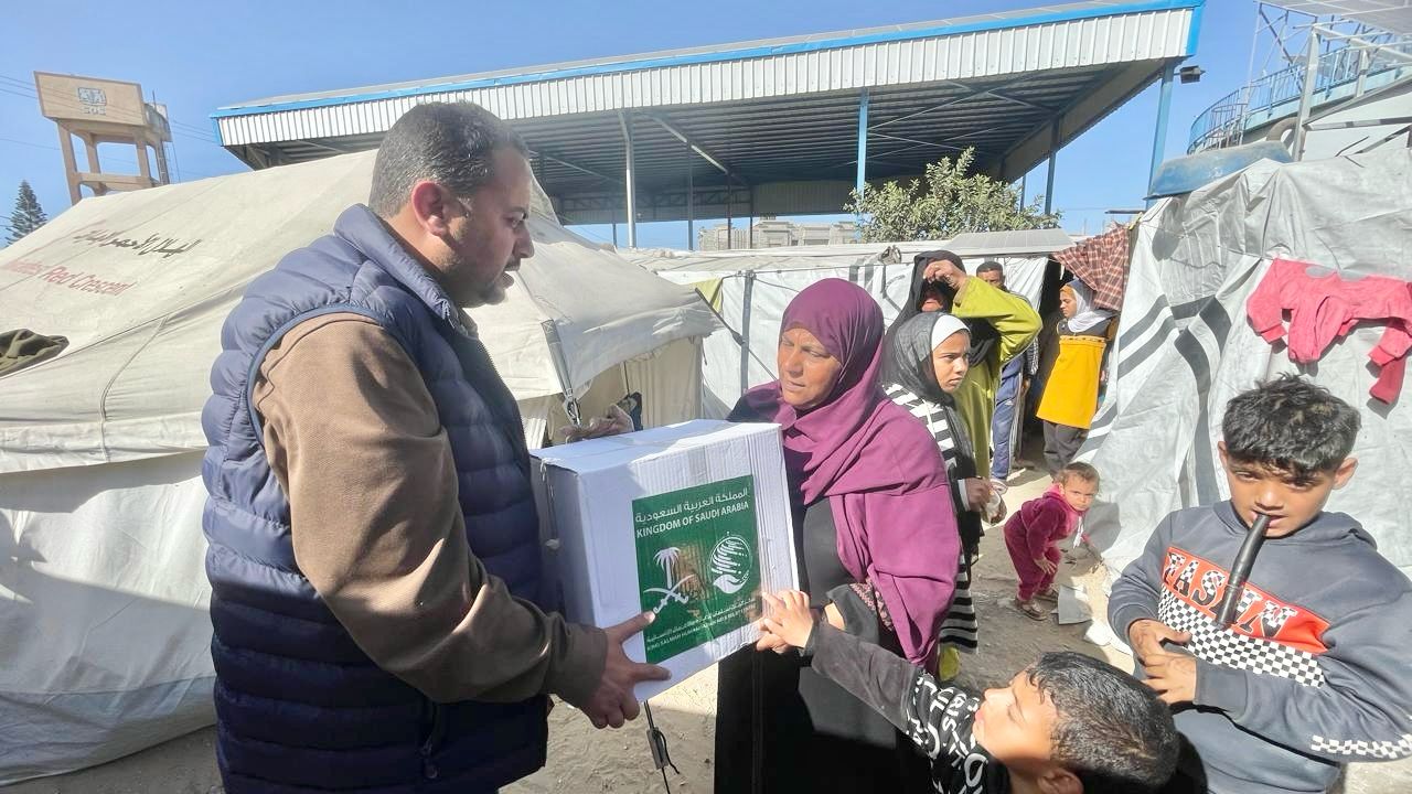 مركز الملك سلمان للإغاثة يواصل توزيع مساعداته الإغاثية لقطاع غزة