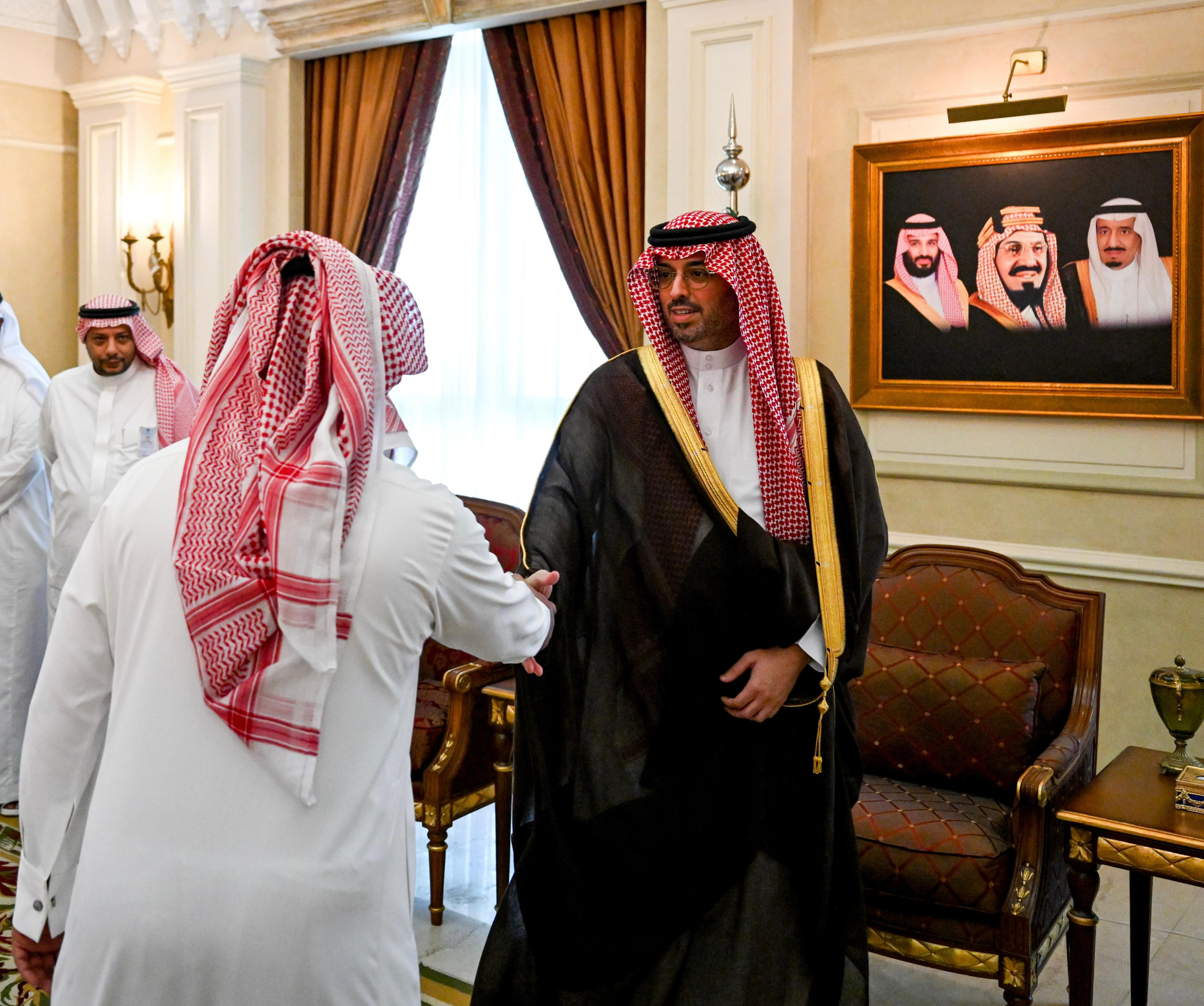 الأمير سعود بن جلوي يستقبل منسوبي محافظة جدة والمراكز التابعة لها المهنئين بعيد الفطر