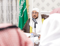 وزير الشؤون الإسلامية يعقد اجتماعاً لمناقشة أعمال ومشاريع الوزارة خلال موسم حج