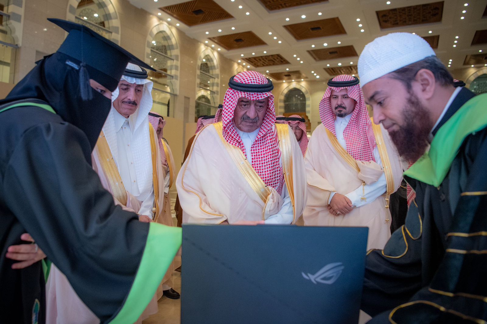 الأمير مقرن بن عبدالعزيز يرعى حفل تخريج الدفعة السادسة لطلاب جامعة الأمير مقرن