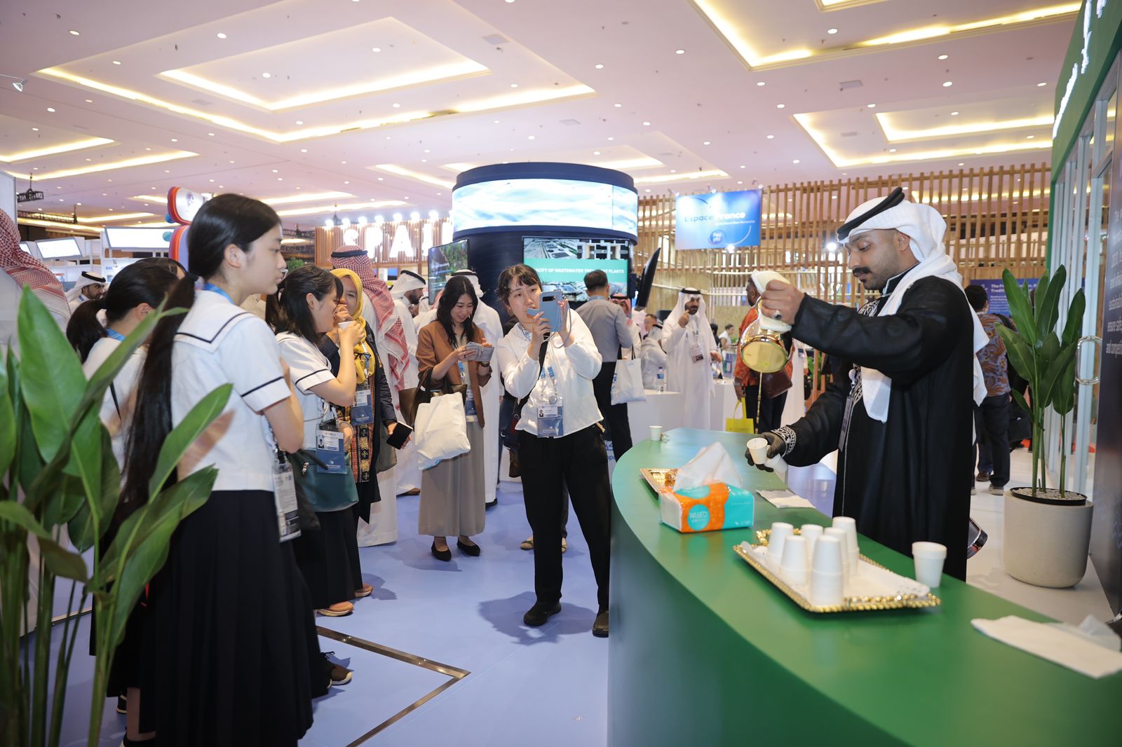 القهوة والتمور السعودية تلفت الأنظار وتجذب زوار معرض المنتدى العالمي للمياه بإندونيسيا